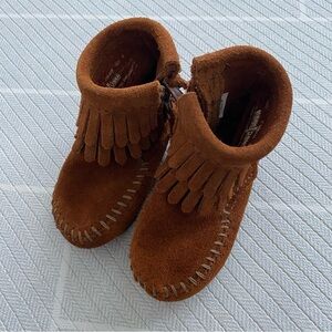 Minnetonka Double Fringe Bootie shoes in brown suede Baby’s Size 2